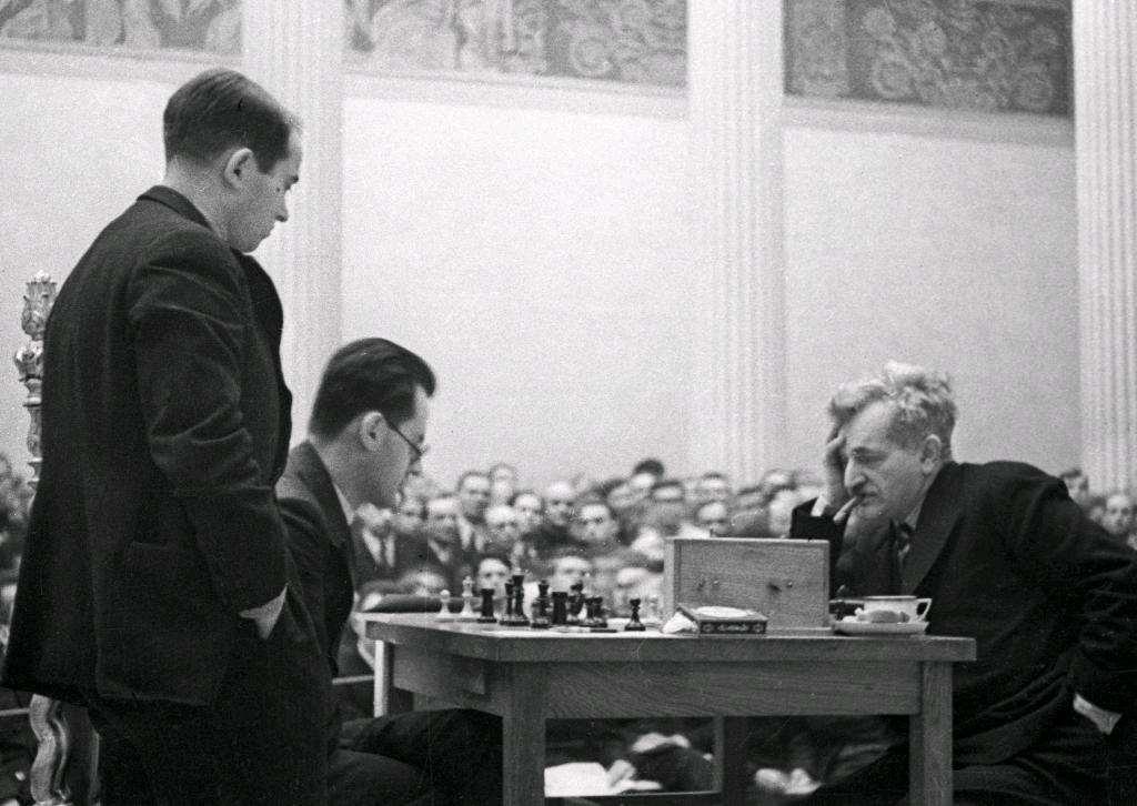 Der alte Meister (1934-1936) - sensationeller dritter Platz in Moskau 1935 Emanuel Lasker in Moskau 1935 gegen Vasja Pirc, es kiebitzt Salo Flohr.