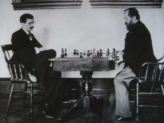 Weltmeister im Frühsommer 1894 in den USA Wettkampf mit Wilhelm Steinitz (auf dem Foto in Philadelphia) Gespielt wurde ab 15. März 1894 in New York City, Philadelphia und Montreal.