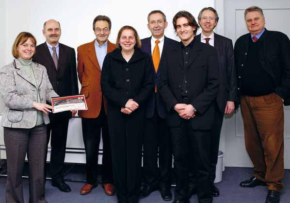 78 Die Mitglieder des Welterbe-Steuerungskomitees (von links nach rechts): Christine Schimpfermann (Planungs- und Baureferentin der Stadt Regensburg), Hans Schaidinger (Oberbürgermeister der Stadt