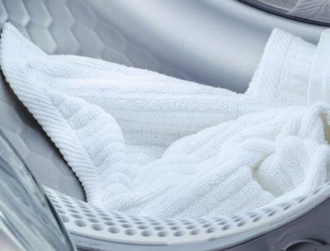Der entstehende Dampf durchdringt die Textilfasern und glättet Ihre Wäsche sichtbar. Dadurch geht das Bügeln leichter und schneller von der Hand oder wird ganz überflüssig.