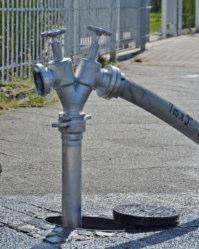Standrohre Standpipes Standrohre werden immer dann eingesetzt, wenn Wasser aus dem öffentlichen Versorgungsnetz (Unterflurhydranten) entnommen wird.