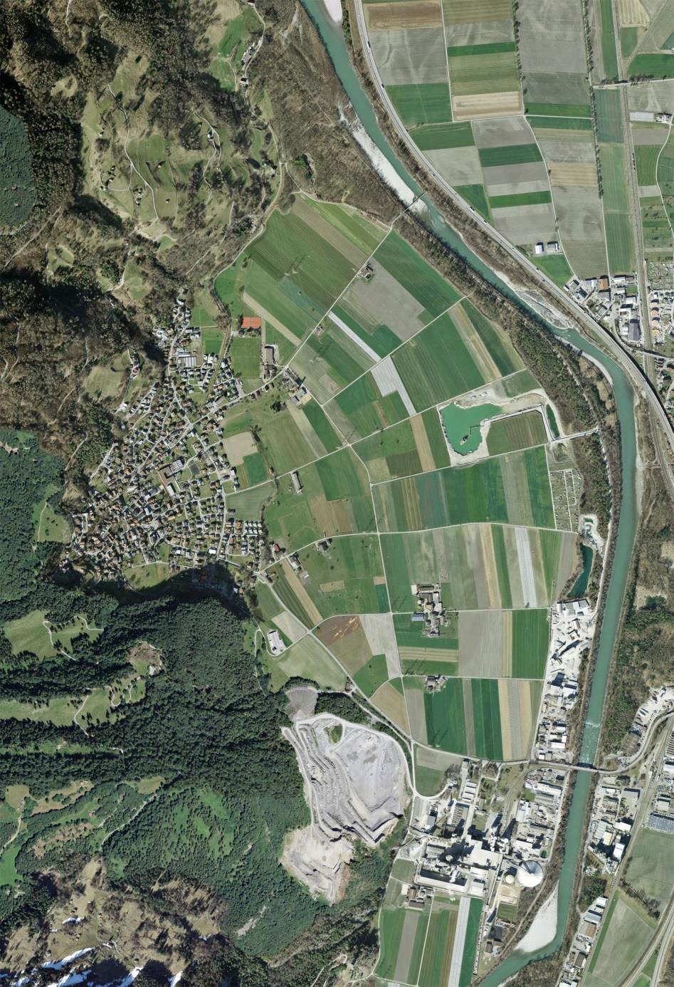 U n t e r v a z D a s D o r f Untervaz liegt im Churer Rheintal am Fusse des Calanda und zählt ca. 2'500 Einwohner. Die Gemeinde ist verkehrstechnisch gut erschlossen.