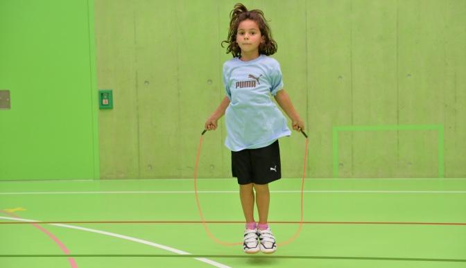 Sprung Koordination L2 (3. Klasse) Koordinative Bewegungsaufgaben mit einem Handgerät ausführen können 1. Klasse (Erleichterung II) Siehe Grundaufgaben 3. Klasse. Der Schüler springt 5 Mal ohne Unterbruch.