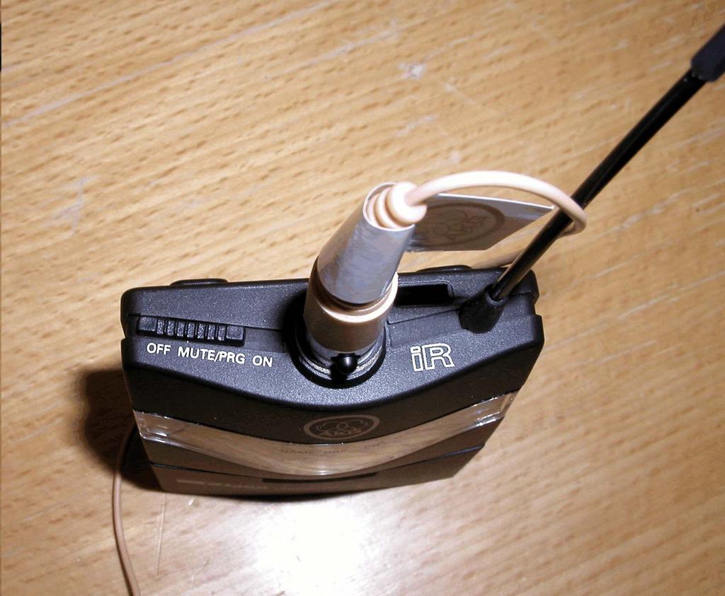 Es stehen zwei Mikrofonsysteme zur Verfügung - Headset - Handmikrofon Benutzung des Headsets: Anmerkung: Bitte das Kabel des Headsets mit äußerster Vorsicht behandeln, da dieses sehr dünn ist.