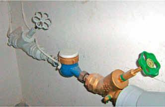 Die Sicherheit der elektrischen Anlage Ihres Hauses wird möglicherweise durch eine Erdung über das öffentliche Wasserrohrnetz erreicht.