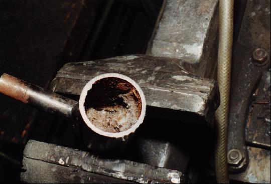 -15- Weitere Ursachen der Verstopfung waren konstruktive Mängel, wie z. B. der Einbau von Temperaturmessfühlern, die zu weit in die Rohrleitungsquerschnitte eingebaut waren (Abbildung 7).