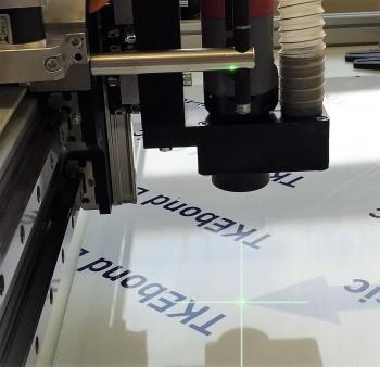 Lasersicht Der Laserpointer zeigt ein Kreuz auf der Arbeitsfläche an, damit Sie schnell die Maschine einrichten können. Der Laser im manuellen Modus mit dem Mittelkreuz setzt einfach den Nullpunkt.