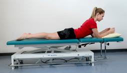 Aktivierung Oberschenkelmuskel In Rückenlage: Drücken Sie das Knie in Richtung Unterlage, so dass sich der