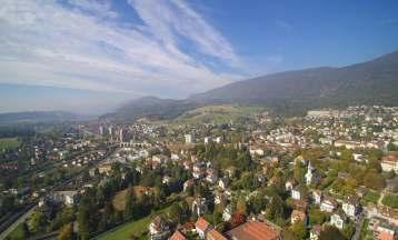 Die Gemeinde liegt grün eingebettet am Jura-Südhang, zwischen dem Grenchenberg und der Witi - eine Technologiestadt im Grünen.