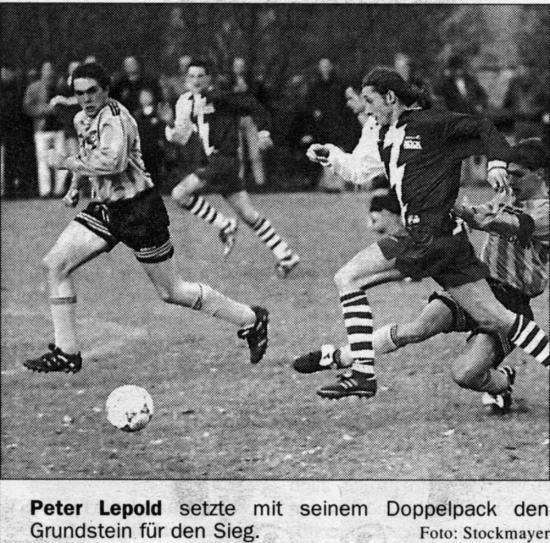Dienstag, 3. November 1998 Erfolgsserie hält an Hochwolkersdorf noch immer ohne Niederlage St. Peter - SC Hochwolkersdorf 2:3.- Vor der Pause bekamen die Gäste eine ausgeglichene Partie zu sehen.
