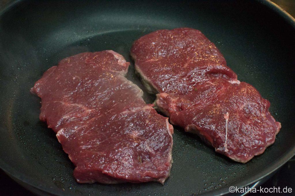 Pfeﬀer & Salz Außerdem: etwas Baguette ZUBEREITUNG: Die Steaks mindestens 30 Minuten bevor sie in die Pfanne kommen aus dem Kühlschrank nehmen.