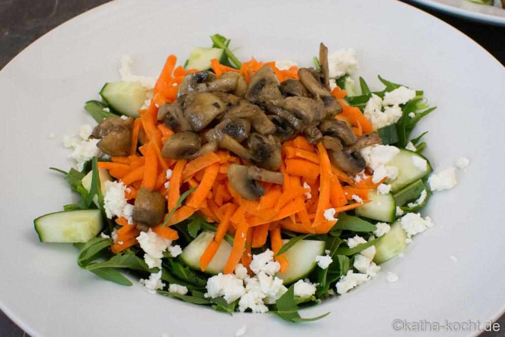 gerufen. Ein Salat mit gebratenen Champignons und Schafskäse, Rucola aus dem eigenen Garten, geraspelten Karotten und ein paar Stücken Salatgurke.
