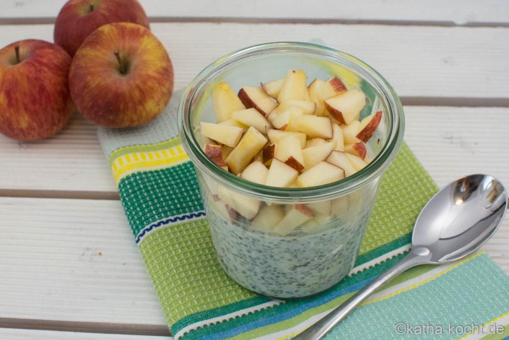 1 Apfel ZUBEREITUNG: Die Chia Samen und die Haferﬂocken zusammen in ein Glas geben und mit der Mandelmilch auﬀüllen.