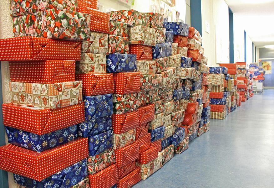 1.697 Päckchen, die am Montag von den beteiligten Einrichtungen, AWO-Ortsvereinen und sozialen Diensten abgeholt wurden, zur weihnachtlichen Bescherung an die Seniorinnen und Senioren.
