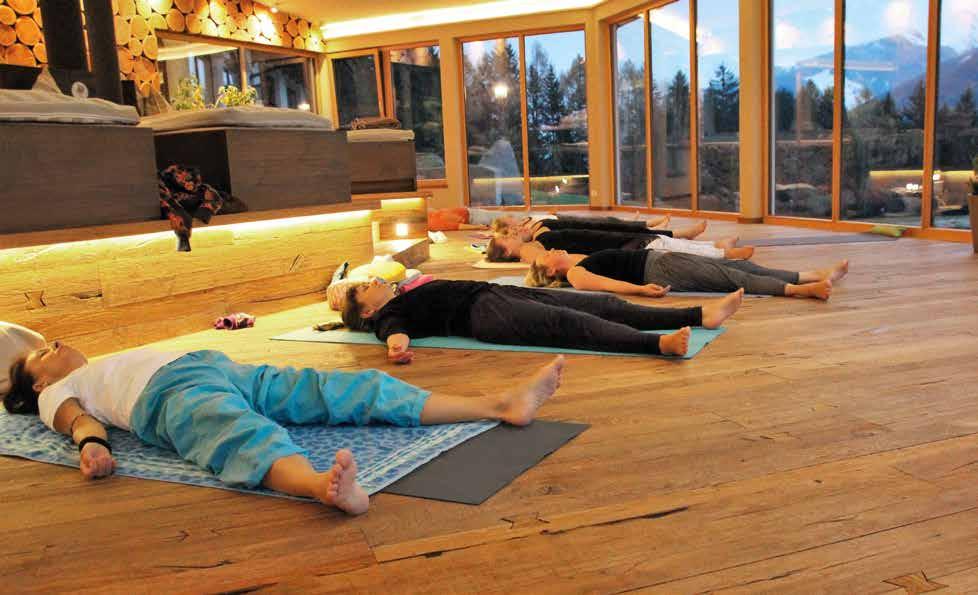 32 Über Sivananda Yoga 33 ENTSPANNENDE URLAUBSTHEMEN Yoga Wellness & Entspannung Sanfte Dehnung, Ruhe und geistiges Loslassen in den Yogastunden morgens und abends die Stille der Meditation erfahren