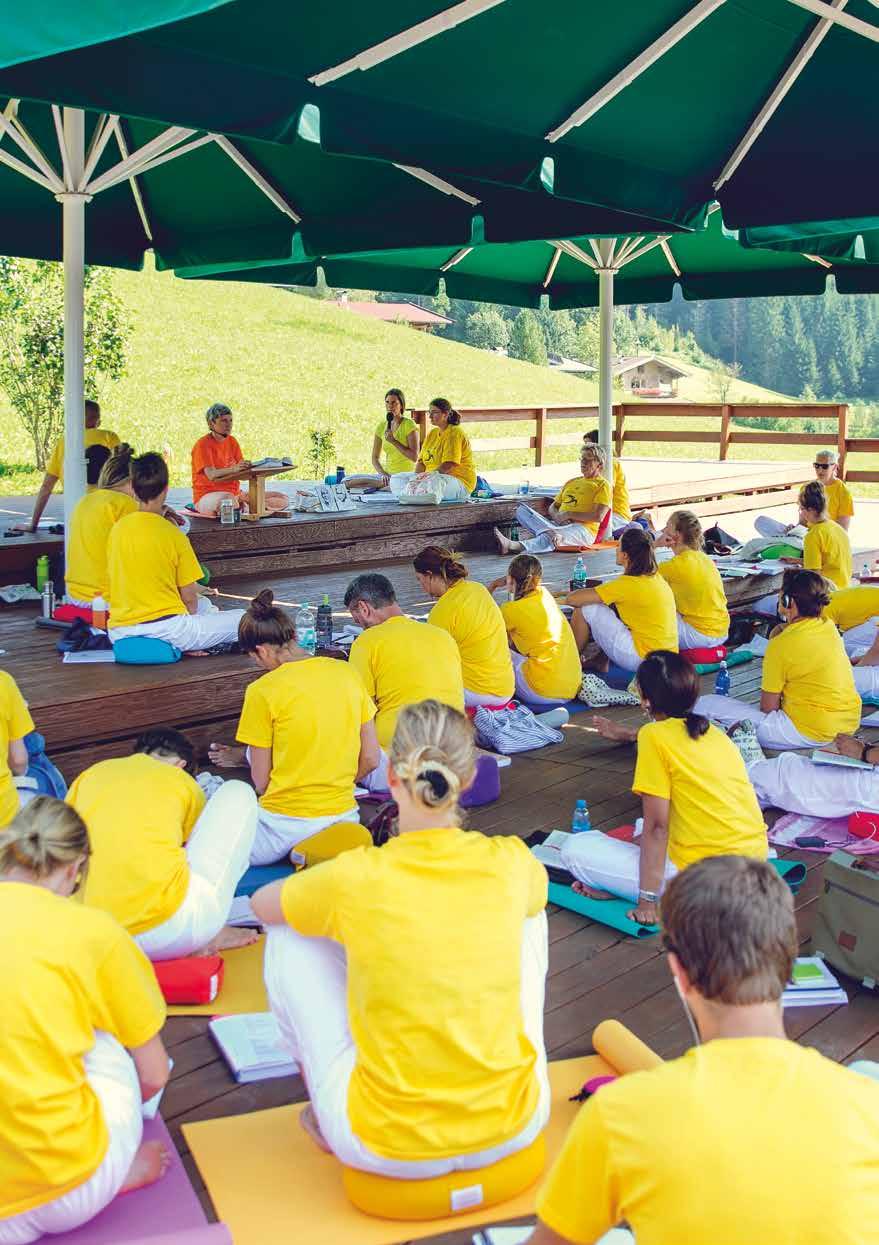 38 Über Sivananda Yoga 39 INTERNATIONALE SIVANANDA YOGALEHRER- AUSBILDUNGEN (TTC) AUSBILDUNGSTHEMEN: Asanas und Pranayama: intensive eigene Praxis und Unterrichtstechniken Kriyas: