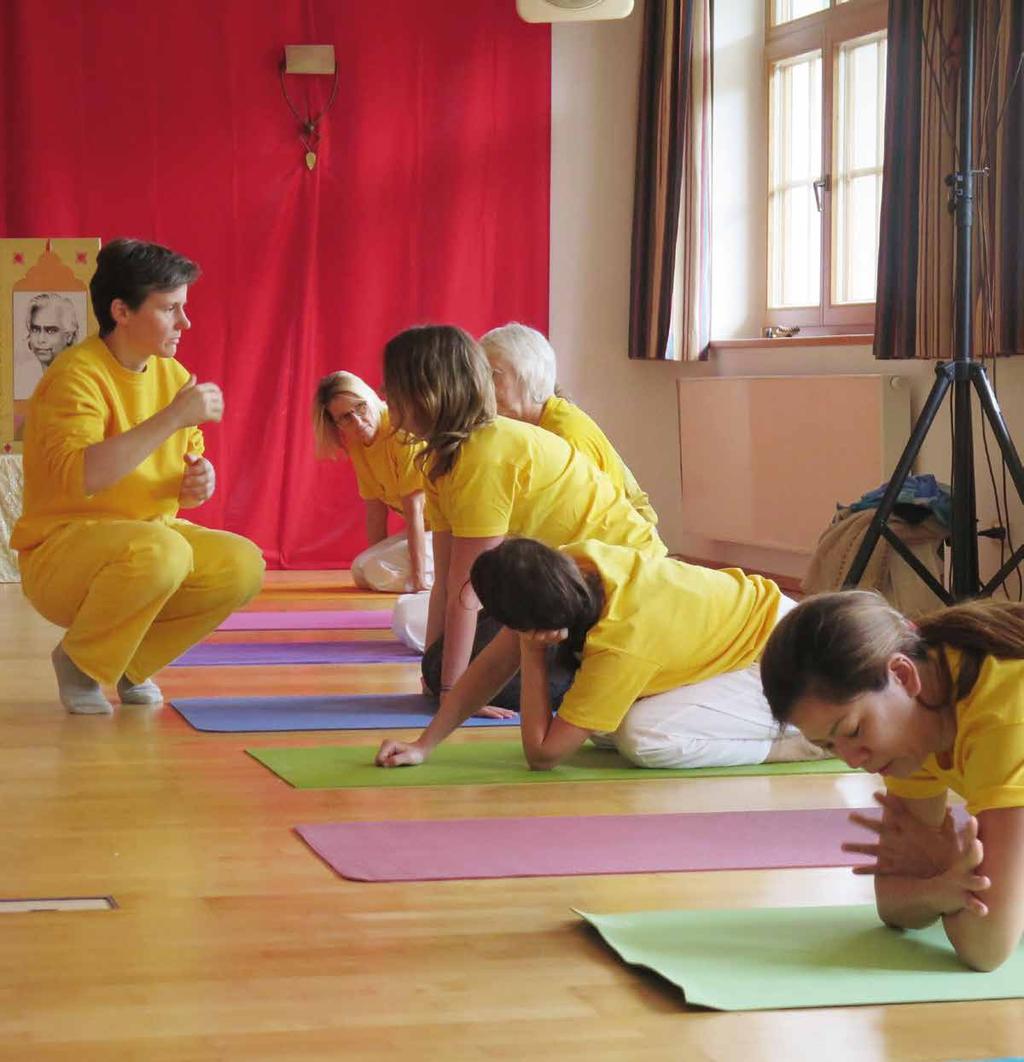 52 Über Sivananda Yoga 53 WEITERBILDUNGEN Wer bereits Yoga praktiziert, findet in diesen Seminaren Vertiefung der eigenen Praxis nach den klassischen Yogamodellen, unterstützt durch moderne