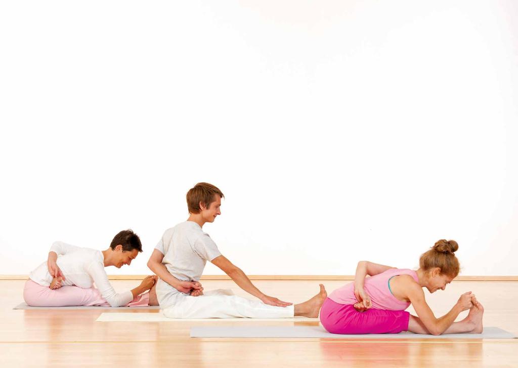 6 Über Sivananda Yoga 7 ASANAS EIN JUNGBRUNNEN FÜR DEN GESAMTEN KÖRPER Yogastellungen wirken systematisch auf alle Teile des Körpers: So wie Öl den Motor schmiert, erhöhen sie die Beweglichkeit von