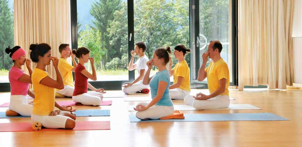 8 Über Sivananda Yoga 9 PRANAYAMA DER LEBENSATEM Atemübungen stimulieren die Energiereserven des Solarplexus und beleben so Körper und Geist.