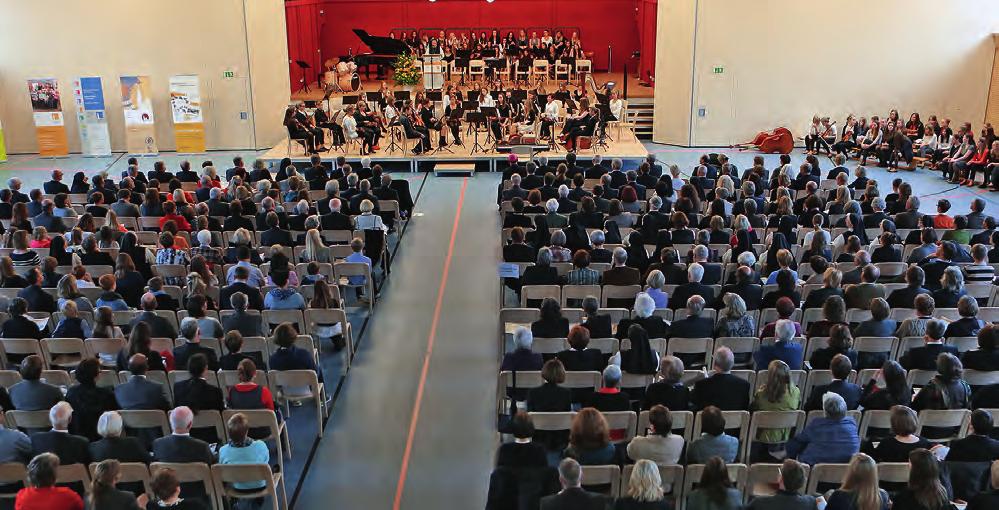 Jubiläum Chor, Orchester und verschiedene Musikensembles des Gymnasiums begleiteten die Grußworte und Reden beim feierlicher Festakt.