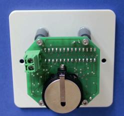 8. Funkmodul Batterie Klemme für Temp.-Fühler Funkmodul mit Unterputzdose Rückseite Das separate Modul (Satellit) besteht aus einer Konstantstromquelle mit angeschlossenem Temperatursensor.