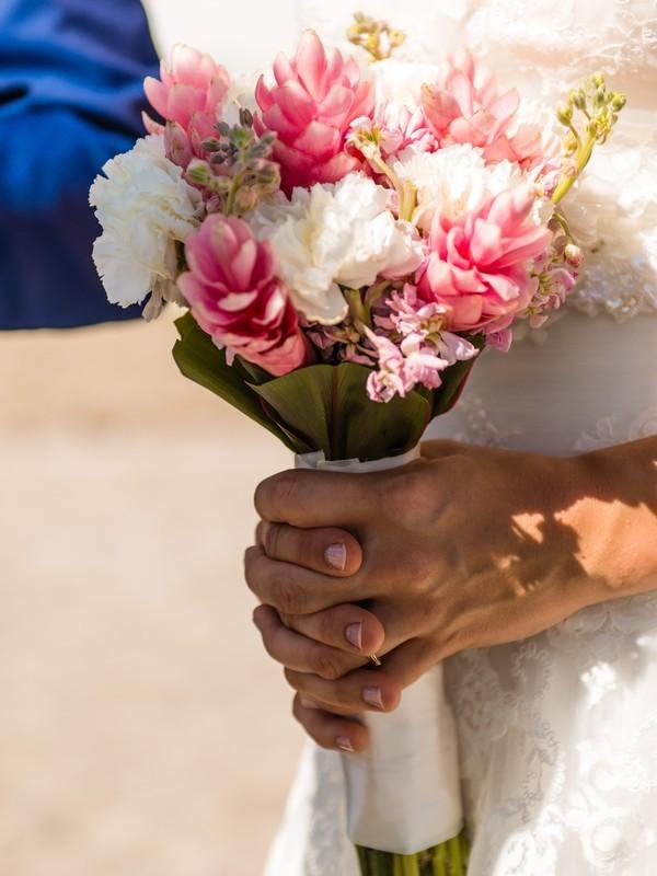 - Brautstrauß mittlerer Größe aus örtlich normalerweise verfügbaren Blumensorten - passende Ansteckblume - Anlieferung bitte beachten: Bei der Gestaltung versuchen wir natürlich auch, Ihre