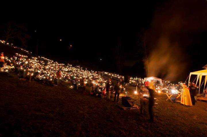 Am vierten Advent bringt die Jungwacht Adliswil das Friedenslicht noch zum Ranfttreffen. Ein Treffen der JUBLA Schweiz, an dem über 1000 Kinder, Jugendliche und Familien teilnehmen.