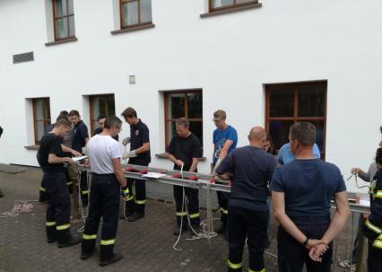 EIN ANSTRENGENDER TAG DER FEUERWEHR! Am vorletzten Sonntag hatte die Feuerwehr ihre Monatsübung. Früh am Morgen ging s los, nur dass dieses Mal der Boss schon lange am Arbeiten war.