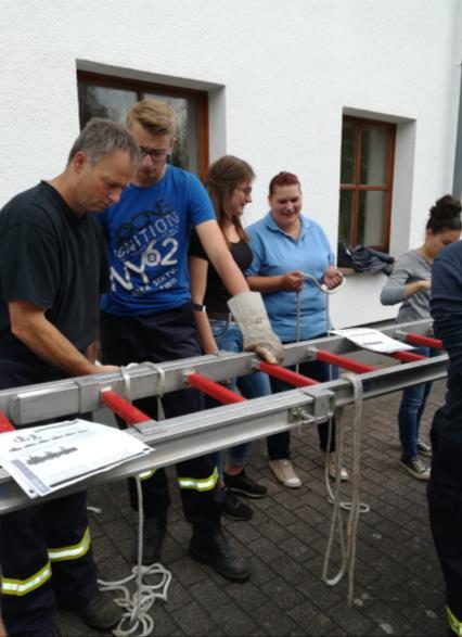 Danach stand Leiterkunde auf dem Plan. Die Feuerwehr hat eine Steckleiter mit mehreren Teilen, welche aber in der richtigen Reihenfolge zusammen-gebaut werden müssen.