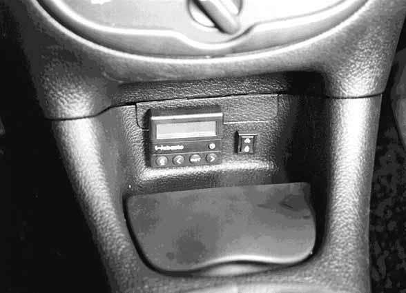 Thermo Top C, E Peugeot 06 Vorwahluhr und Option Sommer-/Winterschalter ACHTUNG: Bei der Montage der Vorwahluhr nicht auf das LCD- Display drücken Der dargestellte Einbauort der Vorwahluhr (/) und