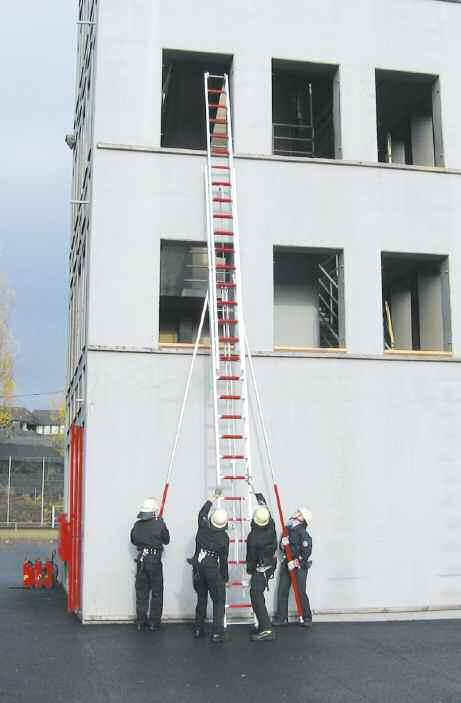 Tragbare Leitern Schiebleiter Foto: Bieser Die 3-teilige Schiebleiter Achtung, nun