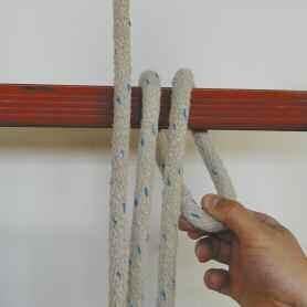 machen, durch die Fallhaken wird die Leiter auf der ausgezogenen Länge festgehalten.