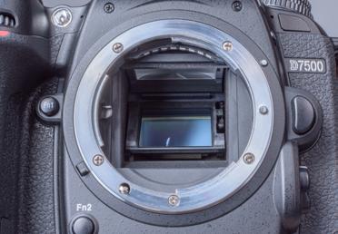 Wichtige Kenngrößen bei Objektiven 71 man per Adapter Objektive mit F-Bajonett an Z-Kameras ansetzen, aber nicht umgekehrt.