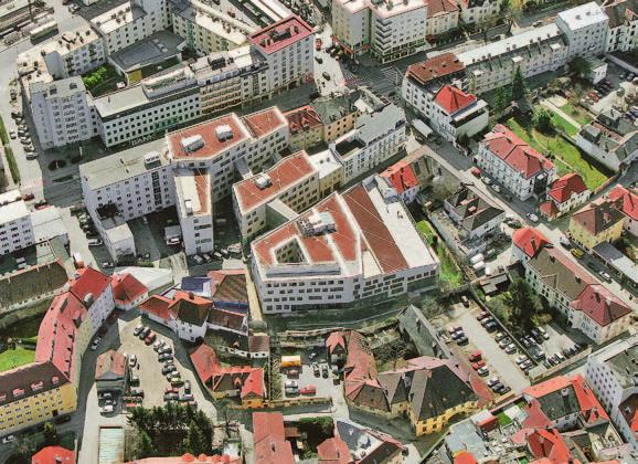 Niederösterreich, Krems, NÖ Städtebau Der Entwurf reagiert auf die städtebauliche Ausgangssituation Lage zwischen historischer Altstadt und jüngerem Stadtteil sowie Zweiteilung des Grundstückes durch
