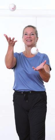 20 Übungen mit Bällen Übung 10 Übung 11 Nehmen Sie einen Tennisball in jede Hand. Werfen Sie beide Bälle gleichzeitig in die Höhe und versuchen Sie, diese wieder aufzufangen.