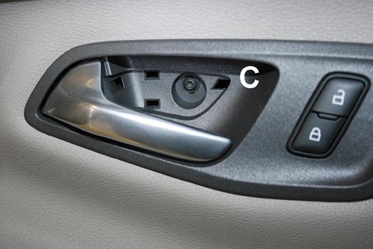 2. Rückspiegeleinstell-Schalter (B) (Fahrerseite) aus der Verrasterung