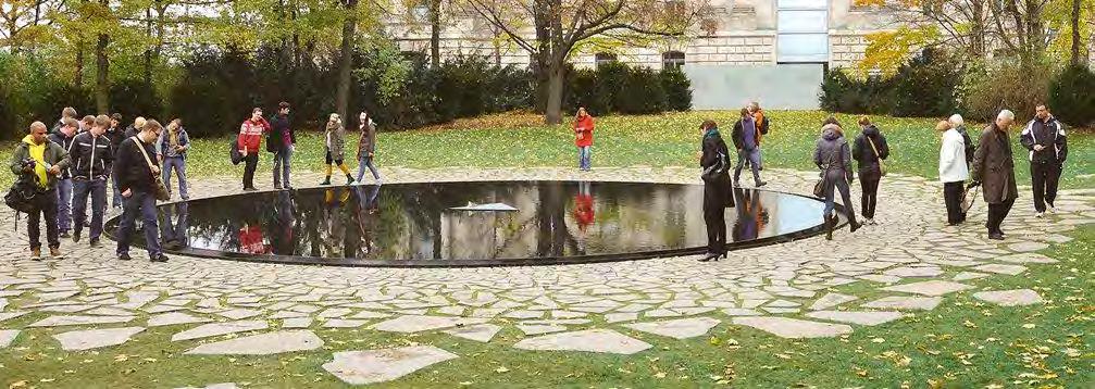 Im Zentrum des Denkmals ist ein flacher, schwarzer Brunnen. Der Brunnen ist kreisförmig, das steht für die Gleichheit aller Menschen. Das Wasser ist ein Symbol für Tränen.