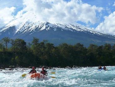 5. Tag: Rafting-Abenteuer auf dem Petrohué Fluss Morgens werden Sie abgeholt und fahren Richtung Kordilleren.