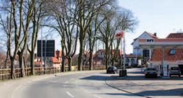 Fahren Sie Heiligenhafen-Mitte (Bild 1) ab. Nach einem knappen Kilometer kommen Sie auf eine Kreuzung mit Ampelanlage.