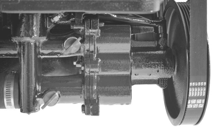Motor mit dem Strter kurz durchdrehen, um Wsser us der Seewsserpumpe zu entfernen. Motor nicht nspringen lssen. 11. Luftpumpe vom Luftverteiler uen und in die Hlterung setzen. 12.