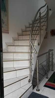 Handlauf vorhanden: nein Visueller Kontrast zwischen Fußbodenbelag und Treppenaufgang. Treppe hell und blendfrei ausgeleuchtet.