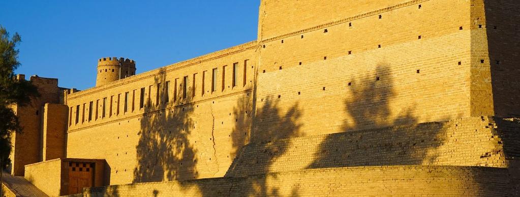 12 13 S.9 ISFAHAN Isfahan leuchtet in Türkis, der Farbe der schiitischen Moscheen: Die Imam- und die Scheikh-Lotfollah-Moschee wetteifern mit dem Blau des Himmels über der Wüstenoase.