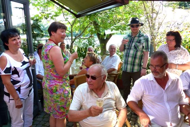 Geburtstag waren wieder Temperaturen oberhalb der 30 C zu verzeichnen. In der Wachwitzer Elbterrasse feierten wir größtenteils im Freien mit guten Weinen.