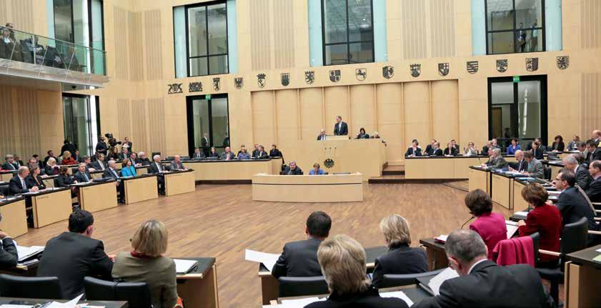 Bayern in Deutschland Bundesrat links: Die Bundesländer entsenden je nach ihrer Einwohnerzahl zwischen drei bis sechs Vertreter ihrer Landesregierung in den Bundesrat.