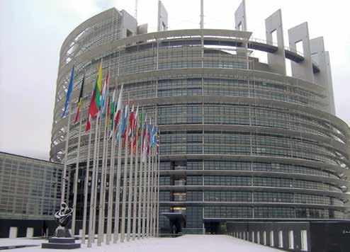 Bayern in Europa links: Die Bayerische Vertretung in Brüssel, bei der auch die Kontakt- und Informationsstelle des Bayerischen Landtags angesiedelt ist, und das Europäische Parlament in Straßburg