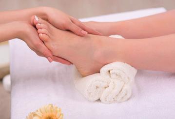 Tipps für gesunde und schöne Nägel Füße richtig pflegen Waschen Sie täglich Ihre Füße und halten Sie Ihre Fußhaut geschmeidig.