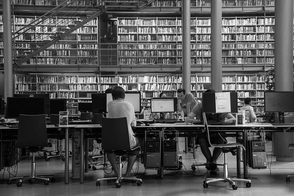 Die Bibliothek als Coworking Space: TU Delft Library Bereits 2010 verzichtete die Bibliotheksdirektorin auf ein eigenes Büro und mit ihr das gesamte Management der Bibliothek.