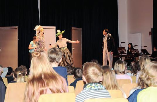 Die Kurzfassung Eine kleine Zauberflöte ist eine Inszenierung für Kinder, welche eigens für das Stadttheater Pforzheim geschrieben wurde.