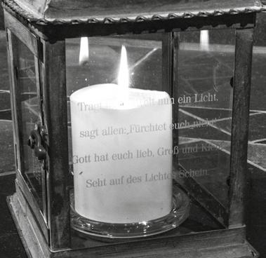 Es ist die kunstvoll gestaltete Laterne mit den Gravuren 100 Jahre Kirche Heilig Kreuz Ichendorf 2013/2014 Tragt in die Welt nun ein Licht, Sagt allen: Fürchtet Euch nicht!