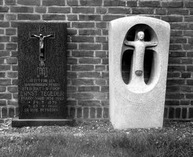 Die Priestergrabstätte auf dem Friedhof in Ahe Auf dem hinteren Bereich des Friedhofes in Ahe befinden sich die Gräber von drei Seelsorgern, die sich in ganz unterschiedlichen Zeiten der letzten 70